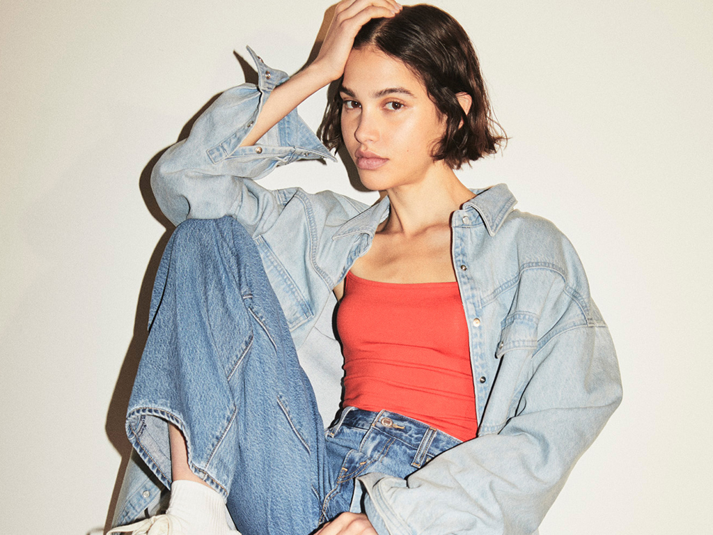 female model wearing levi's clothes